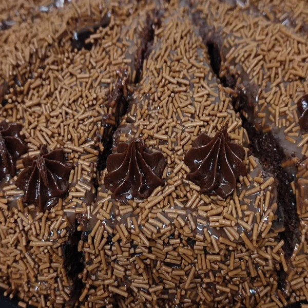 Bolo brigadeiro tradicional fatiado