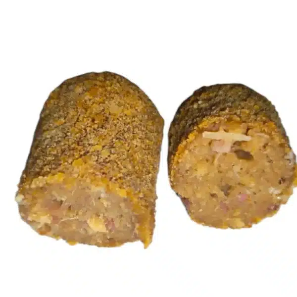 Croquete de carne cortado ao meio